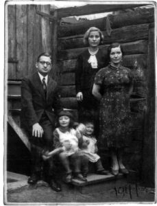 Renia (Szymańska) i Ada (Body) z rodzicami i ciocią (siostrą mamy).