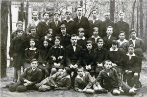 Mama Hala Zylberbart na szkolnym zdjęciu. Siedzi trzecia od lewej, w okularach. Szkoła to Miejskie Gimnazjum Koedukacyjne w Otwocku.