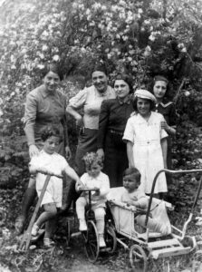 Ja (w wózeczku), nade mną — siostra, pierwsza z lewej — mama. Przemyślany, rok 1933.