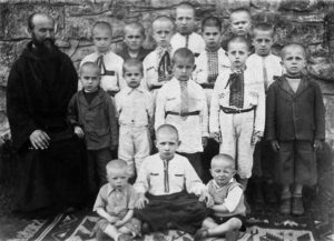 Grupa wychowanków w klasztorze w Uniowie, 1943 r. Tu nazywam się Adaś Czerwiński (pośrodku). Za mną kolega lewko Chaliński. Odszukałem go po pięćdziesięciu latach.